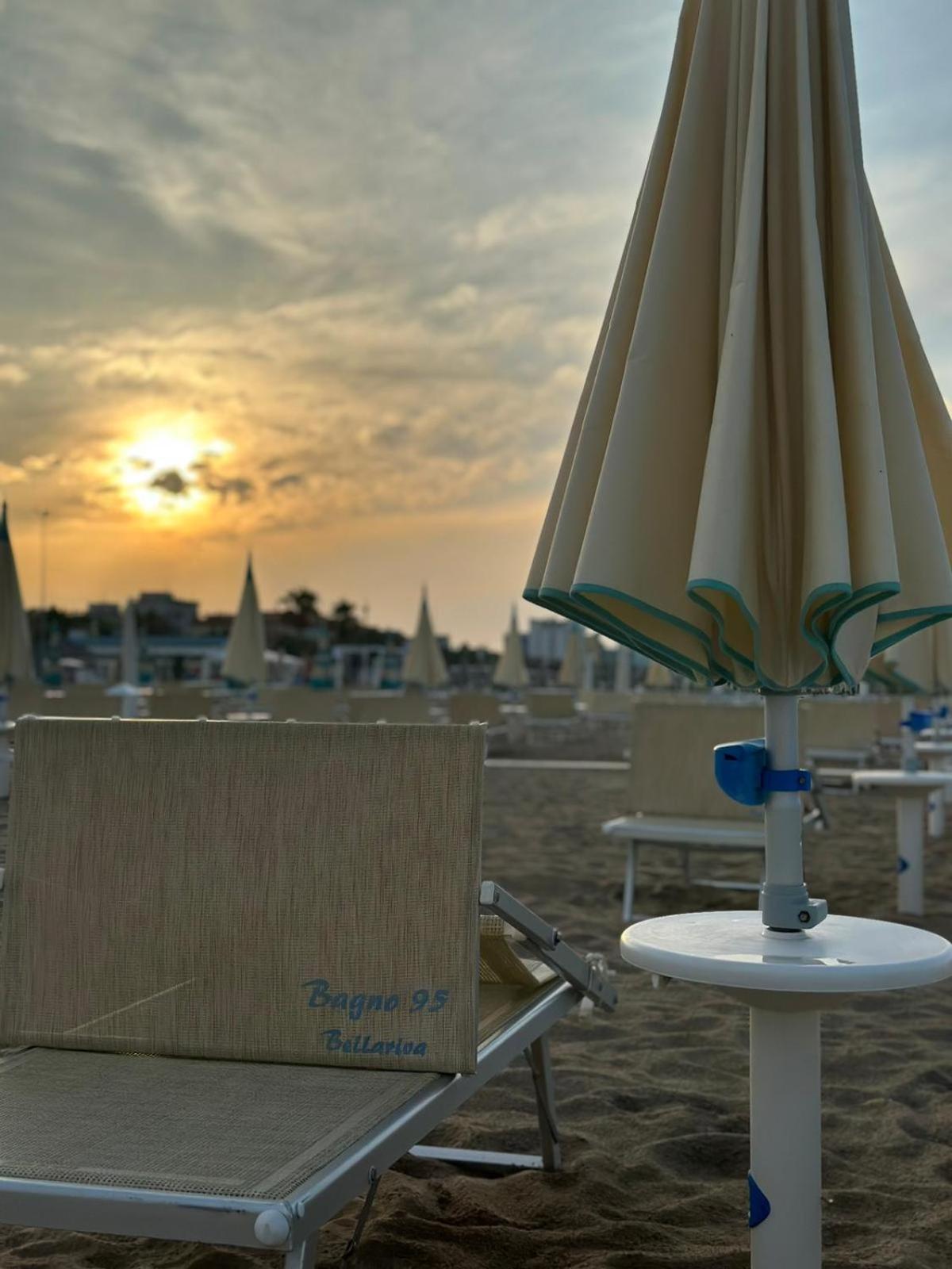 Hotel Neyra Beach Римини Экстерьер фото