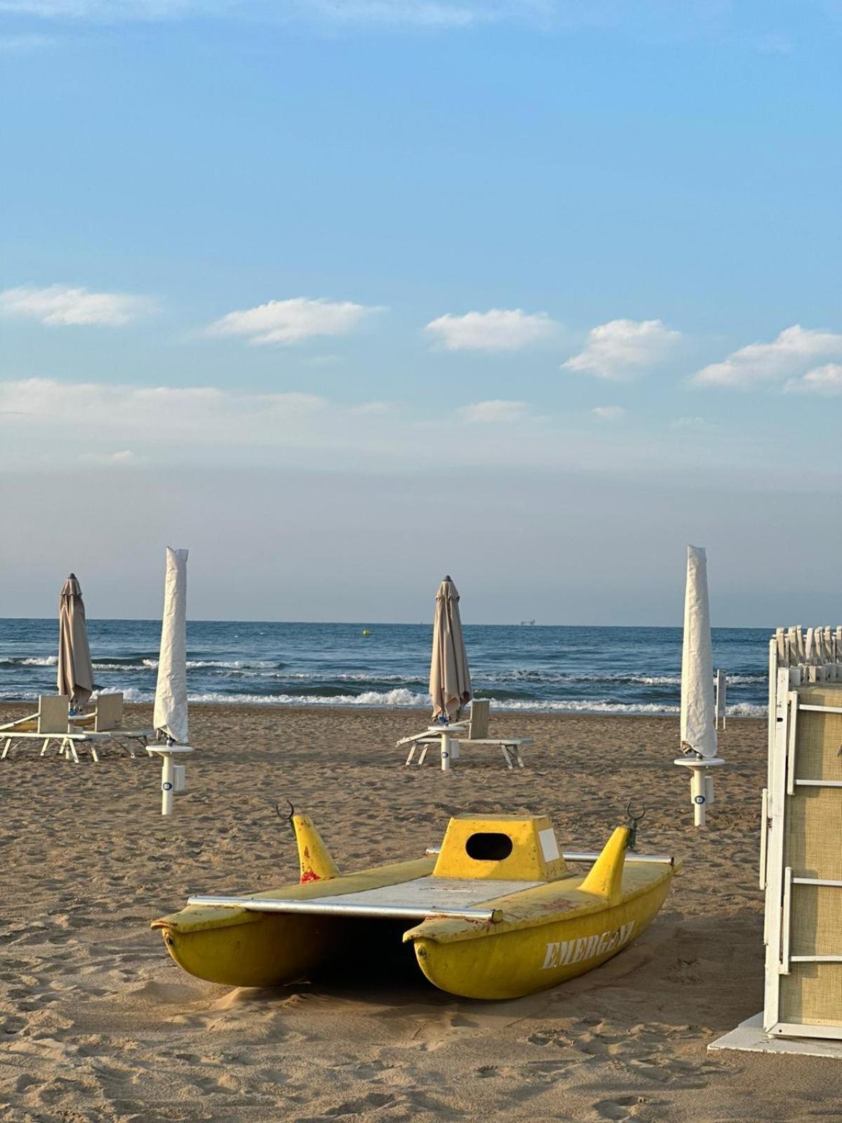 Hotel Neyra Beach Римини Экстерьер фото