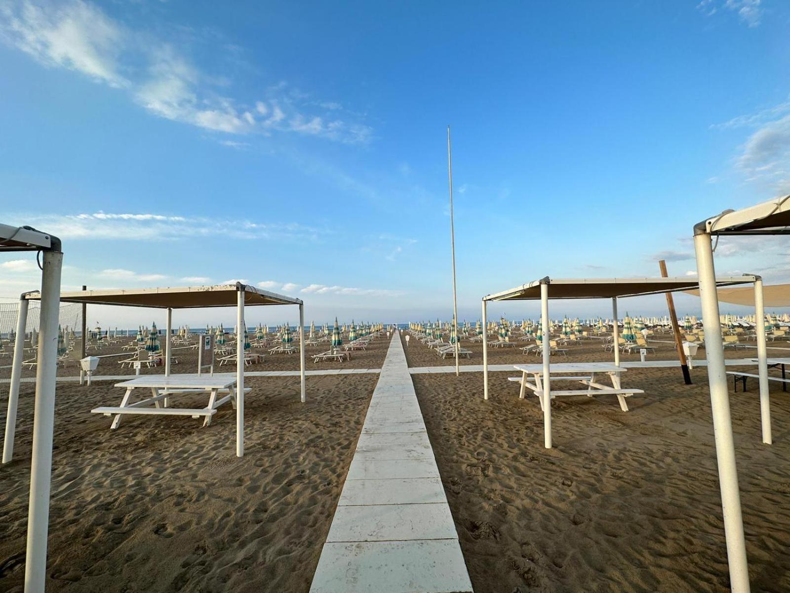 Hotel Neyra Beach Римини Экстерьер фото