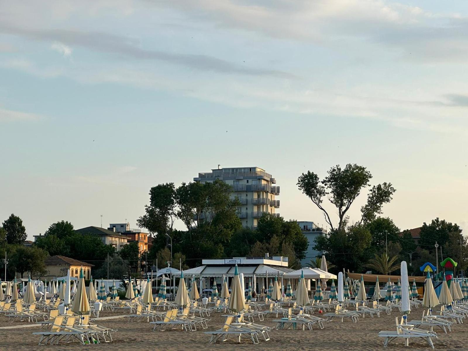 Hotel Neyra Beach Римини Экстерьер фото